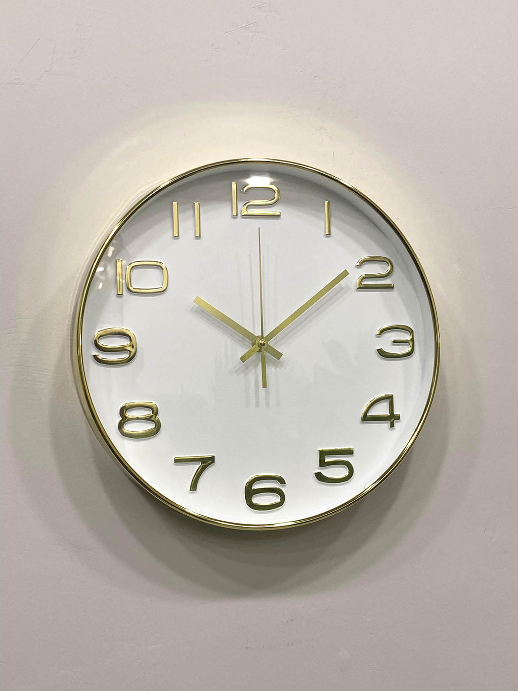 Modern wall clock for living room décor
Gold-framed wall clock on a light gray background