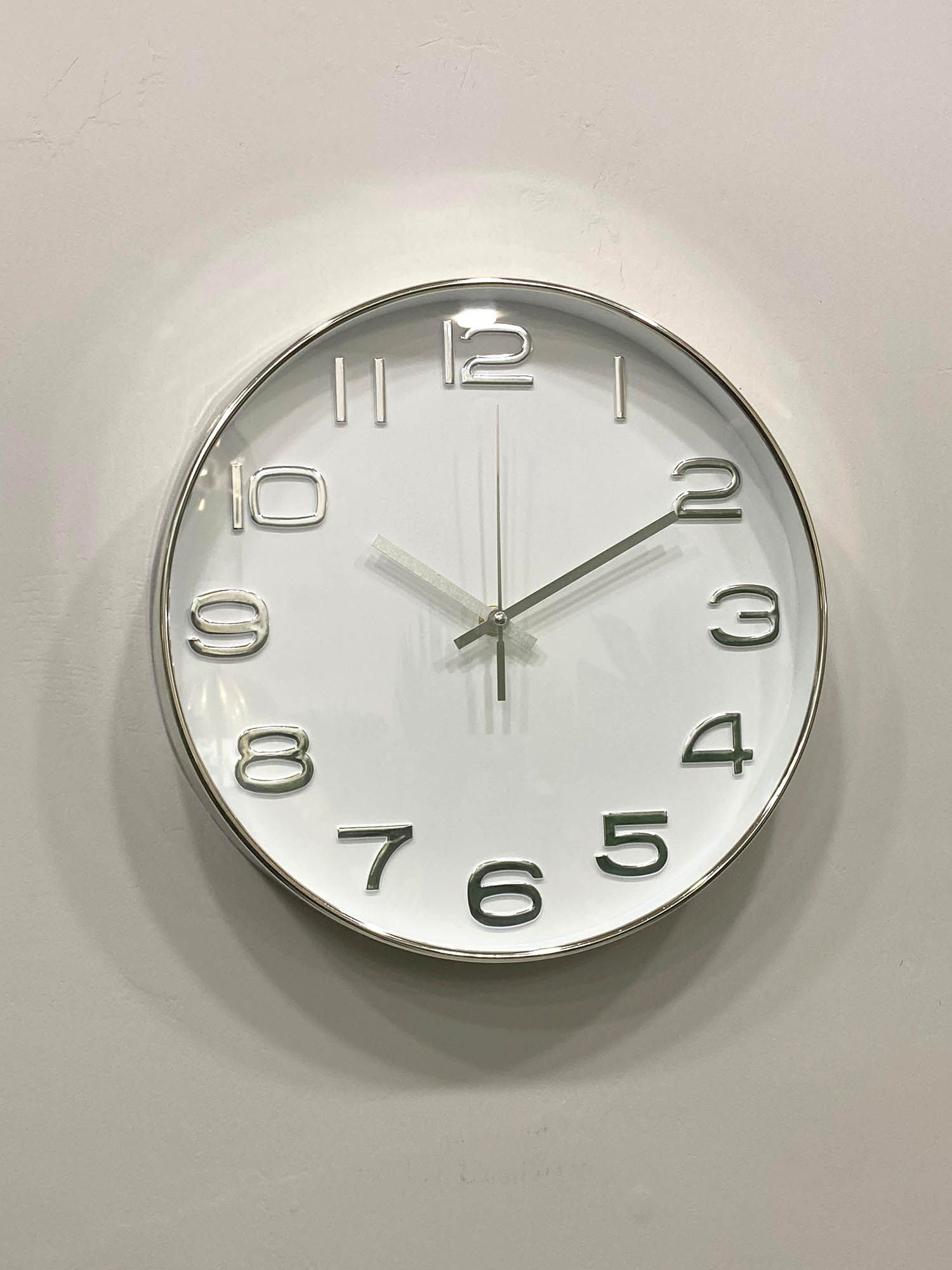 Modern wall clock for living room décor